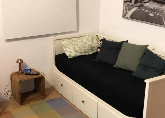 1-zimmer Gartenwohnung In דירה